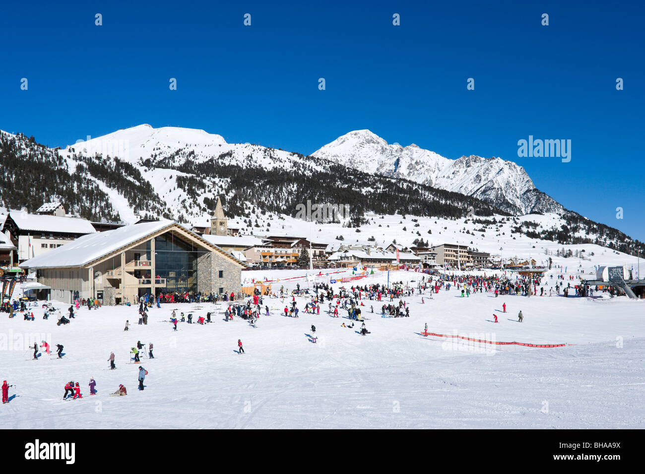 Vistas de las laderas en el centro del complejo Montgenevre, Vía Láctea Ski Area, Hautes Alpes, Francia Foto de stock