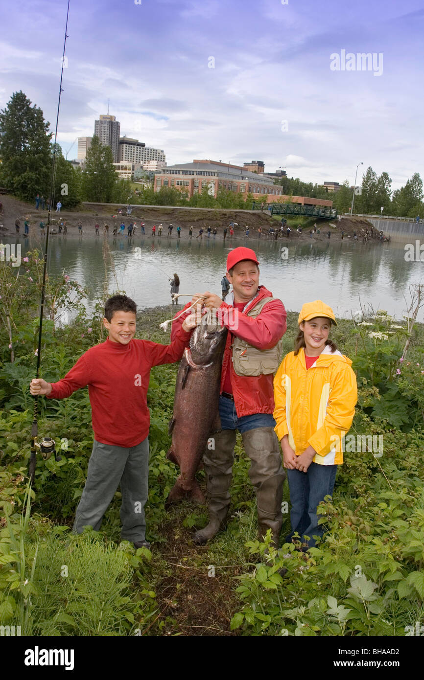 Familia plantea para imagen w/King Salmón capturado AK SC/nShip Crk Anchorage Slam verano'nSalmon Derby Foto de stock