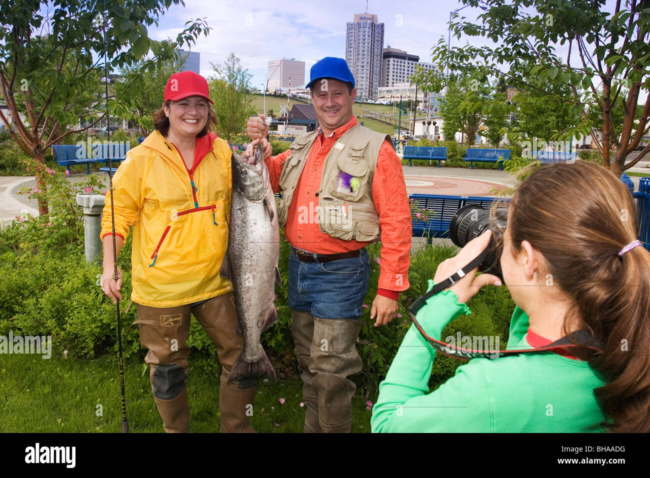 Familia plantea para imagen w/King Salmón capturado AK SC/nShip Crk Anchorage Slam verano'nSalmon Derby Foto de stock