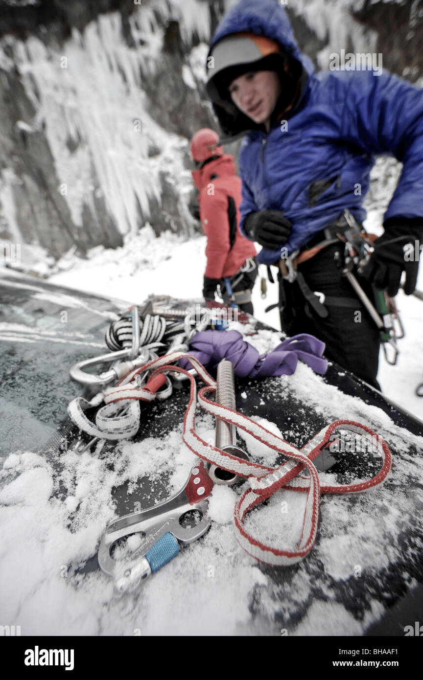 Dos hombres prepararse para la escalada en hielo cerca de Anchorage, Alaska Foto de stock