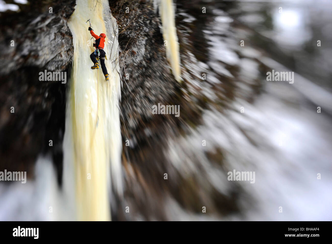 Mujer ice climber sube un gran icefall en Southcentral Alaska Foto de stock