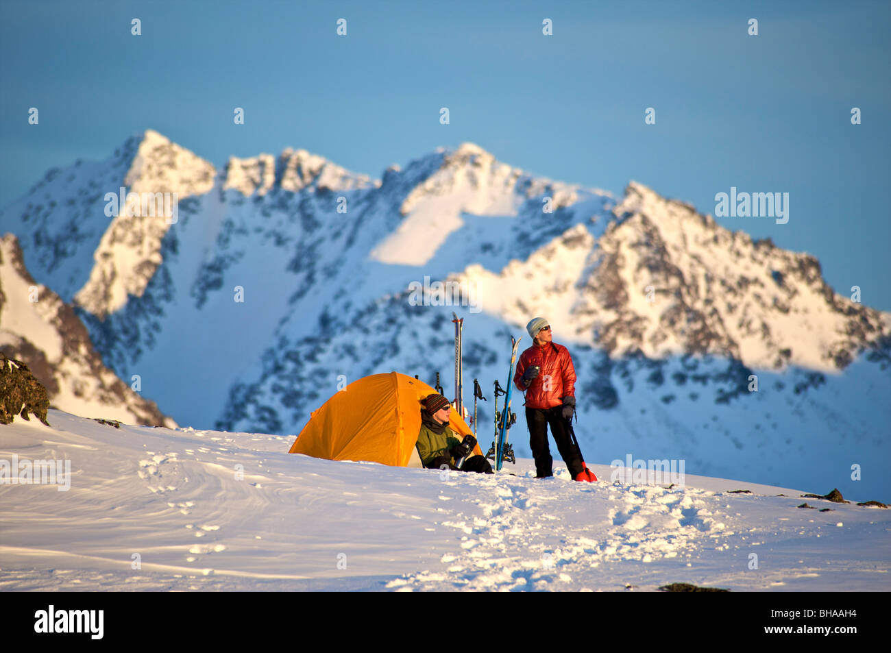 Los escaladores disfrutar del atardecer en el campamento en las montañas Chugach, cerca de Chugach State Park, Southcentral Alaska, muelle Foto de stock