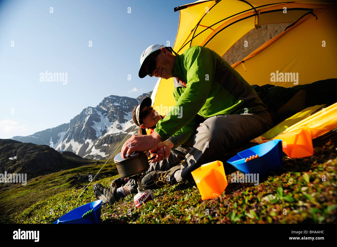 Excursionistas preparar una comida matutina en el campamento en el Williwaw Lagos Trail en Chugach State Park cerca de Anchorage, Alaska Southcentral Foto de stock