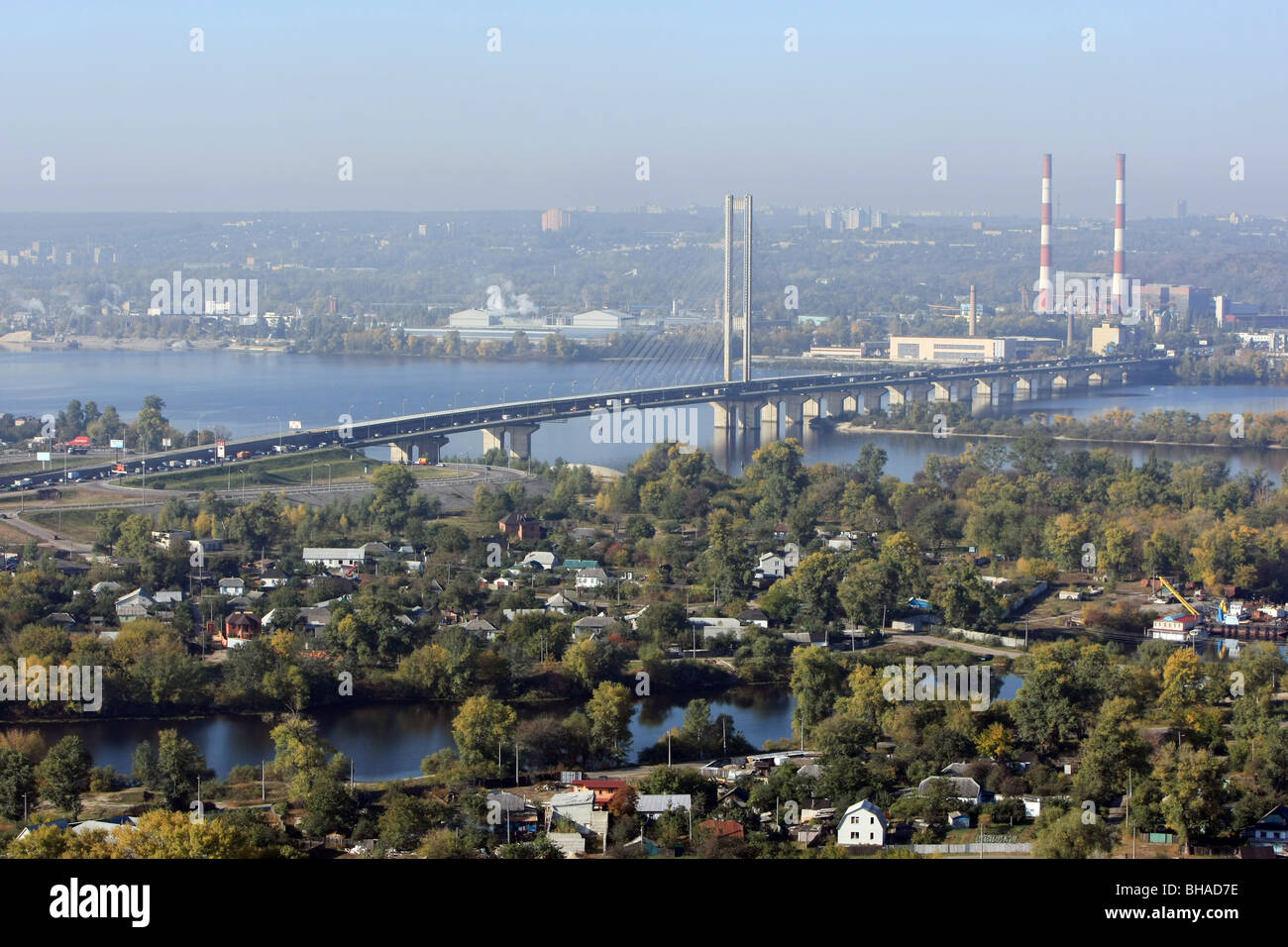 Puente sur a través del río Dnipro. Kiev. Ucrania Foto de stock