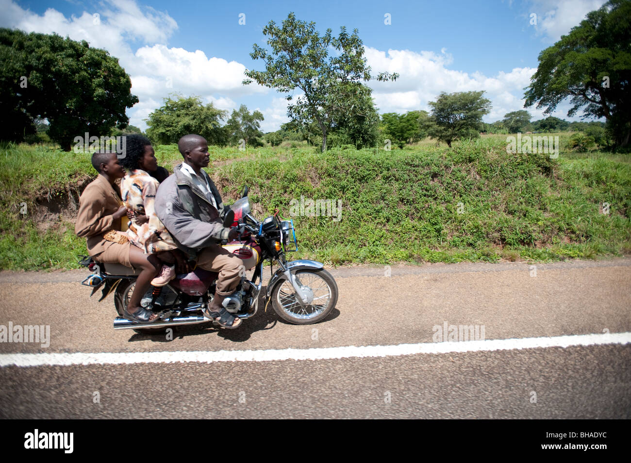 familia-africana-en-una-moto-bhadyc.jpg