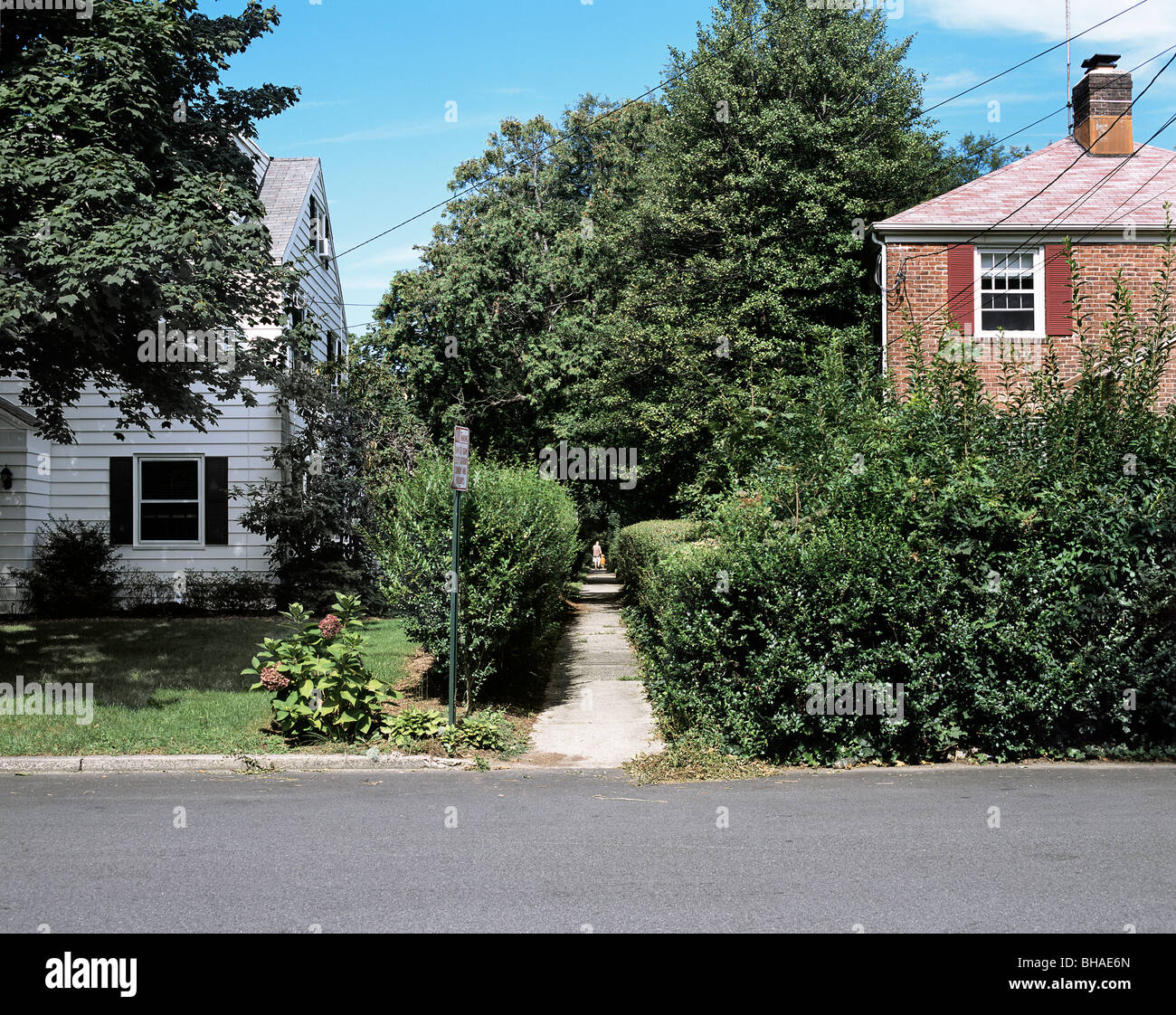 Un sendero ruta entre casas en parte del modelo Radburn suburbio, Fair Lawn, New Jersey, EE.UU. Foto de stock