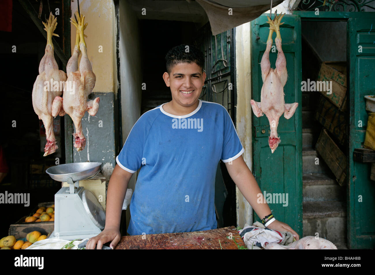 Las piezas de pollo y gallinas para la venta a un puesto de carne a lo largo de uno de los muchos callejones estrechos en la casbah de Tetuon, Marruecos. Foto de stock