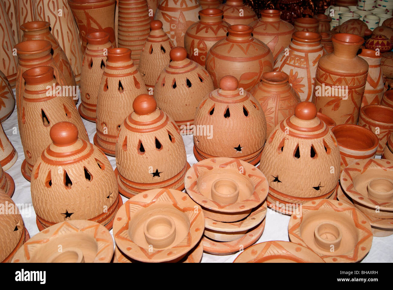 Lindo artesanía cerámica hecha de puro y natural de arcilla y cráneos de  coco Fotografía de stock - Alamy