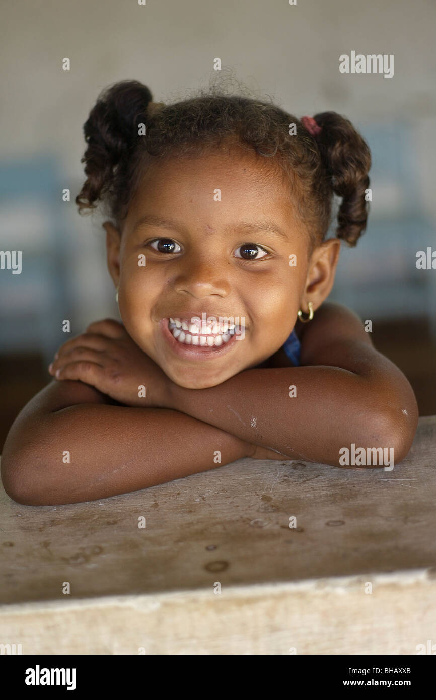 Retrato de la sonrisa feliz 5 años chica negra, Brasil. Foto de stock