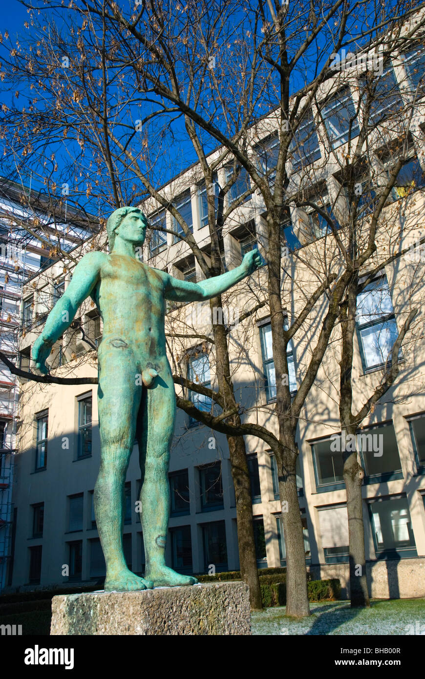 Estatua en frente de la Universidad Técnica de Munich Schwabing Baviera Alemania Europa Foto de stock