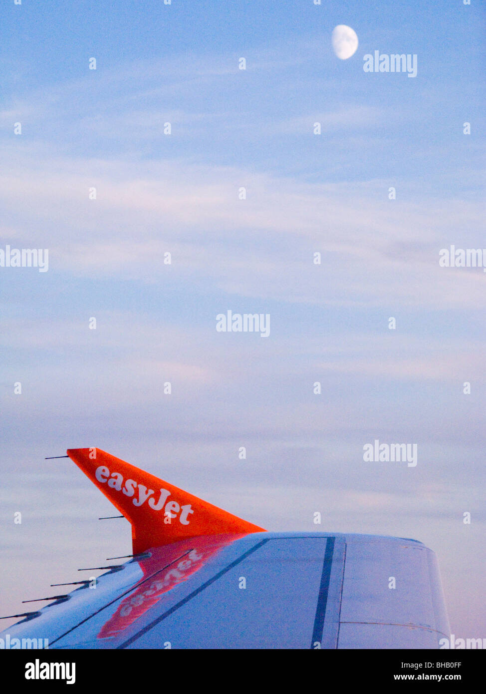 Vuelo de easyJet Airbus A319 avión / ala de avión, cielo azul, y luna, mientras vuela a través de Europa. El wingtip en el avión de Airbus se llama sharklet sharklets. Foto de stock