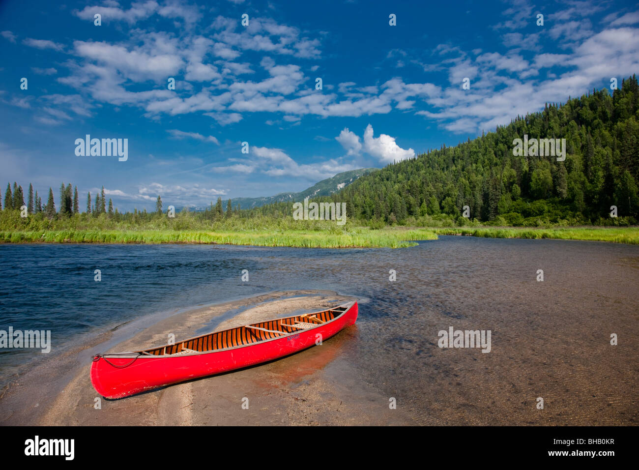 Red canoa en la orilla del lago Bayers, Verano, Denali State Park, Southcentral Alaska Foto de stock