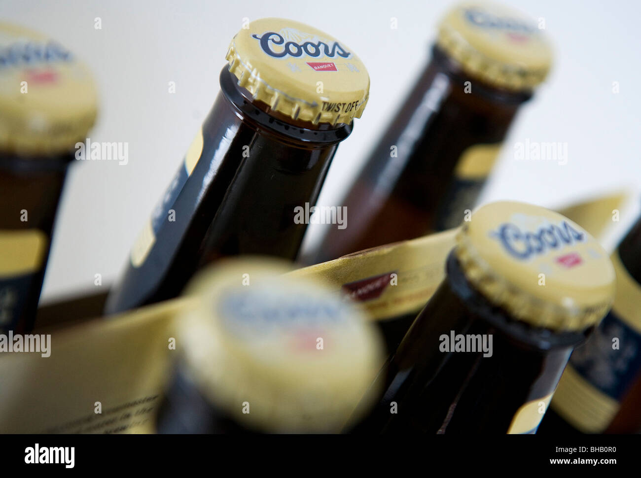 Una agrupación de las botellas de cerveza Coors. Foto de stock