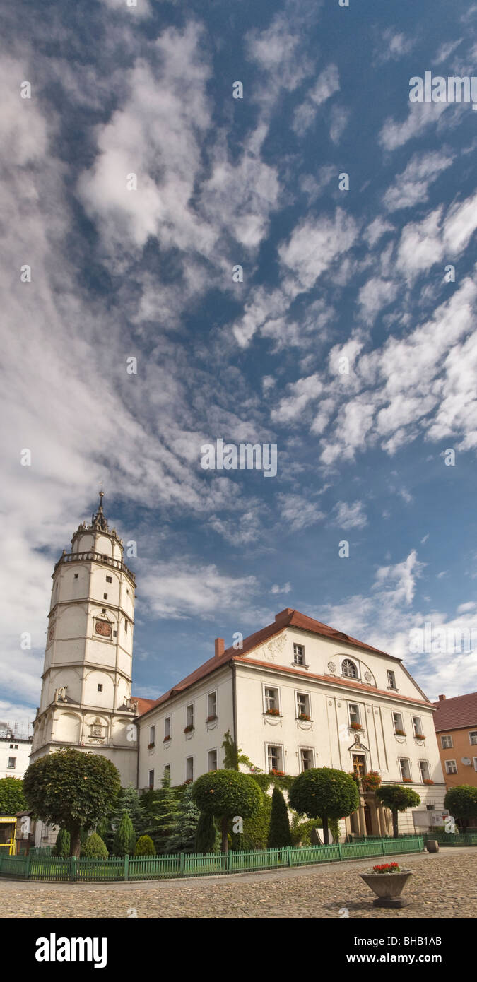 Ayuntamiento en el Rynek (Plaza del Mercado) en Paczków, Opolskie, Polonia Foto de stock