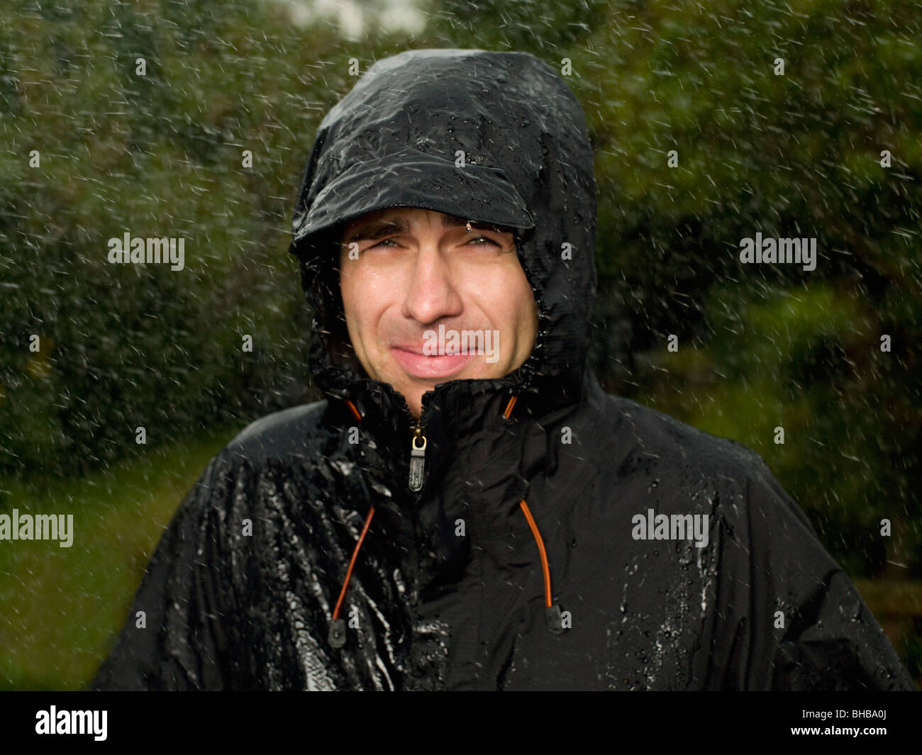 Un hombre empaparse bajo la lluvia Foto de stock