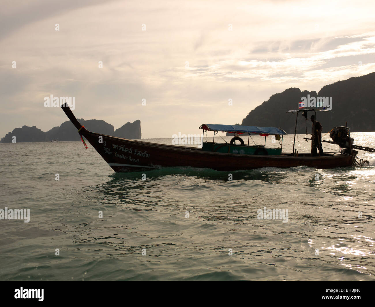 Bote de cola larga en la isla de Ko Phi Phi Foto de stock