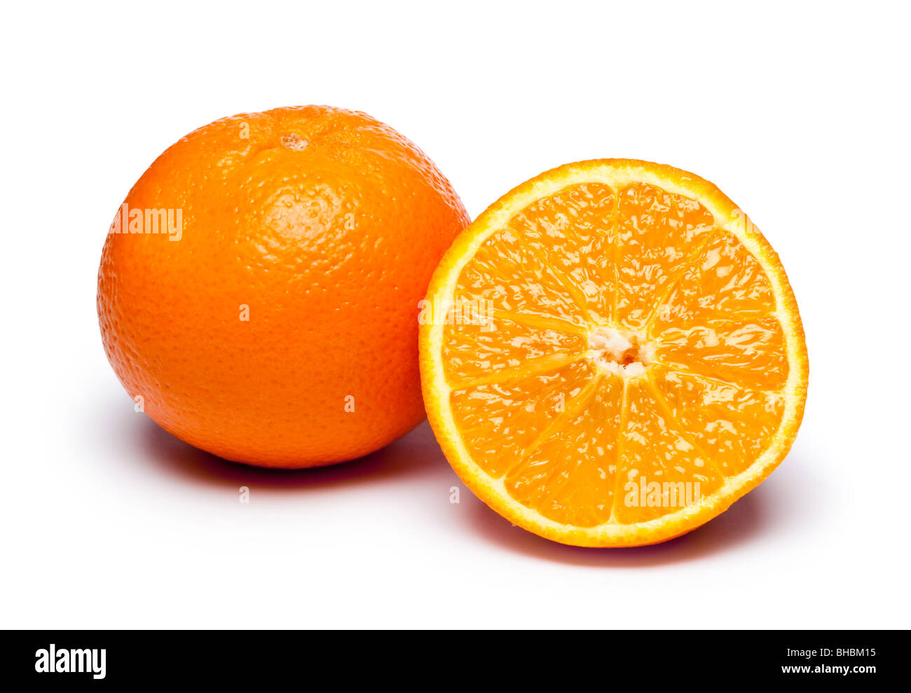 Las naranjas enteras y reduce a la mitad Foto de stock