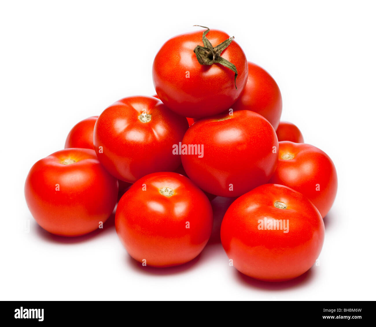 Studio recorte aislado montón de tomates sobre un fondo blanco. Foto de stock