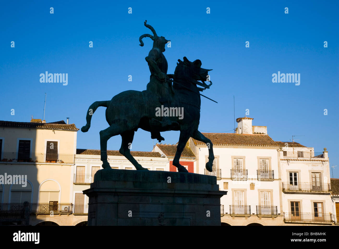 Trujillo Extremadura España Silueta De La Estatua Ecuestre De Francisco Pizarro En La Plaza 4028