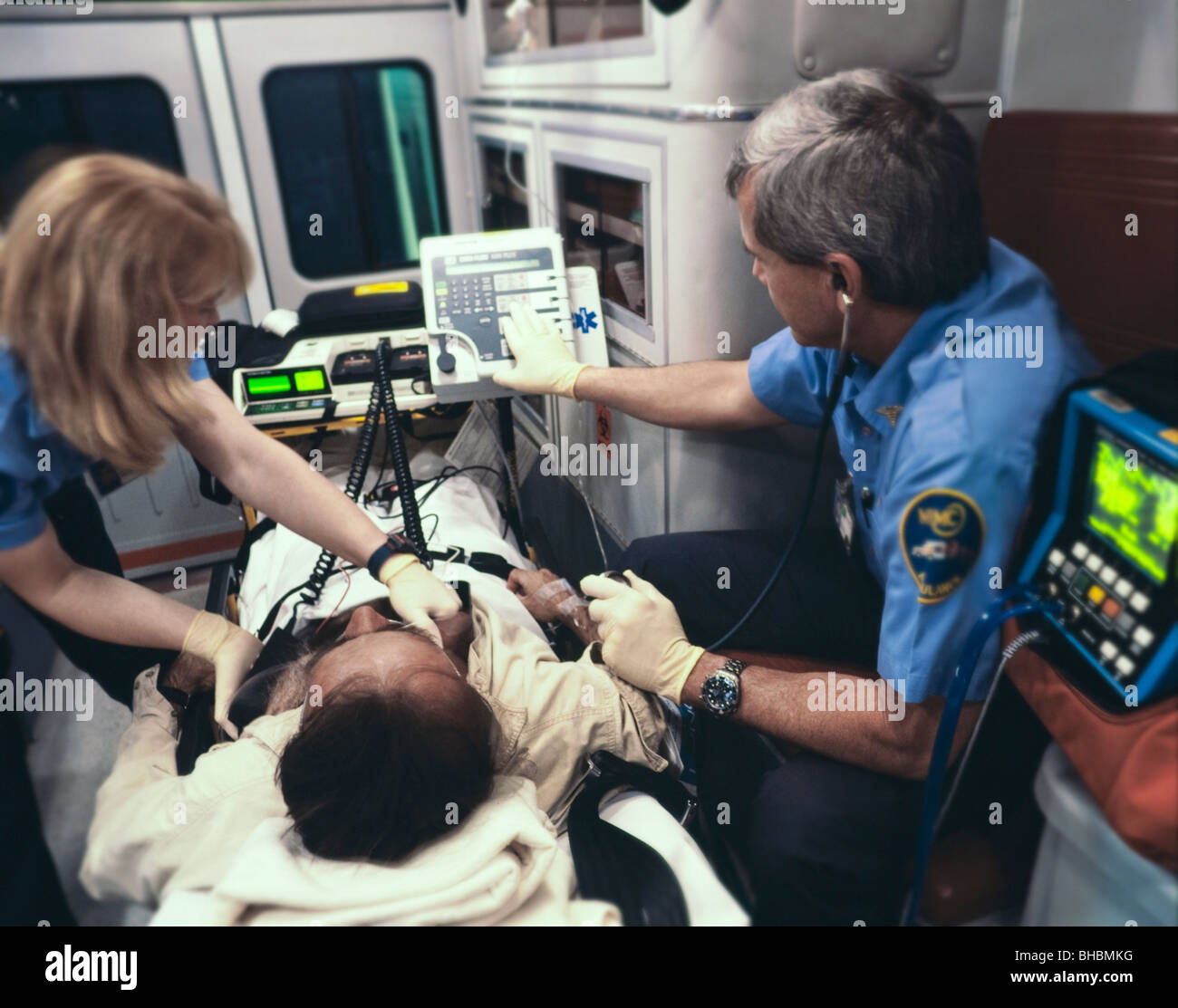 Los paramédicos en la ambulancia con paciente Foto de stock