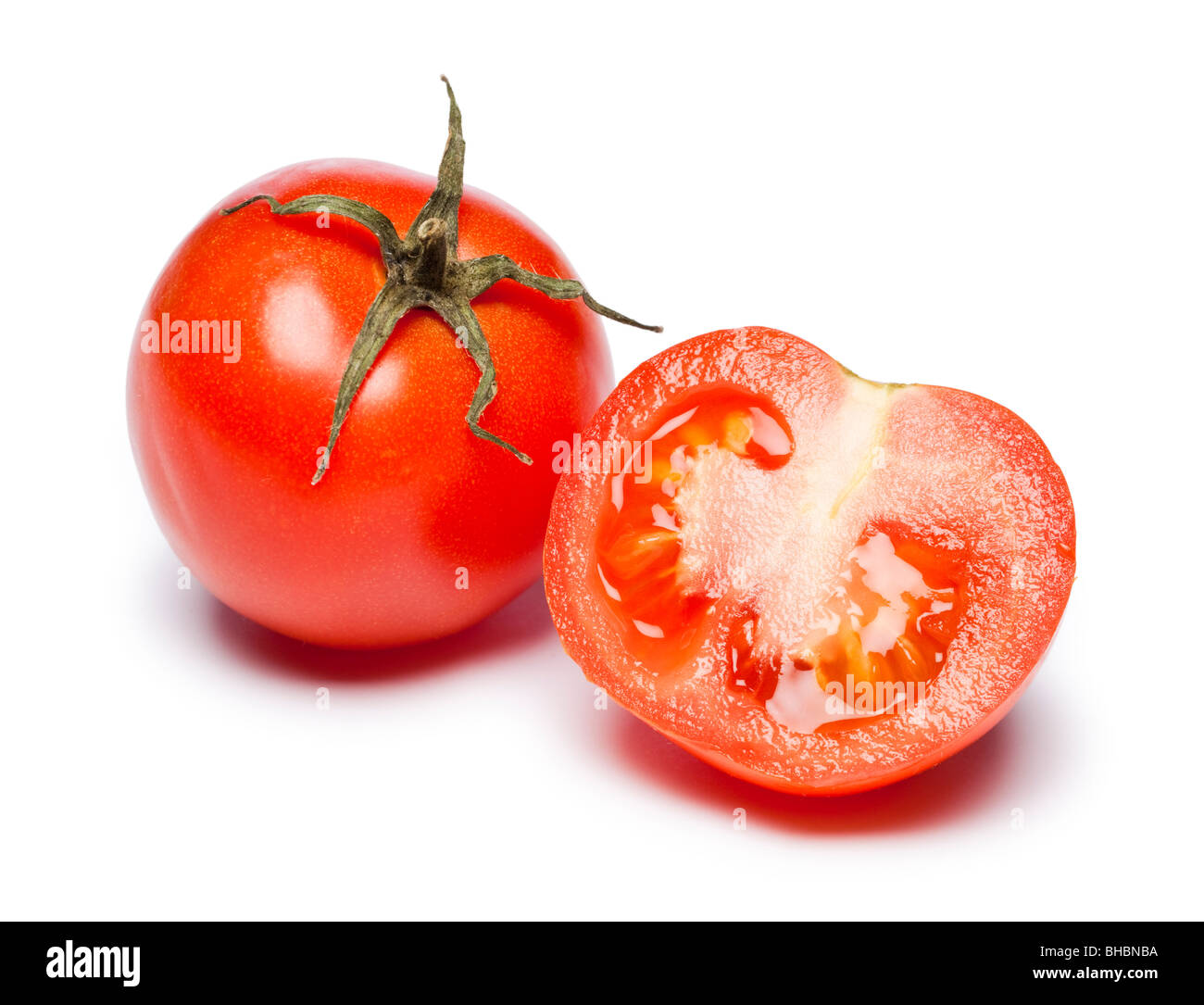 Los tomates enteros y reduce a la mitad Foto de stock