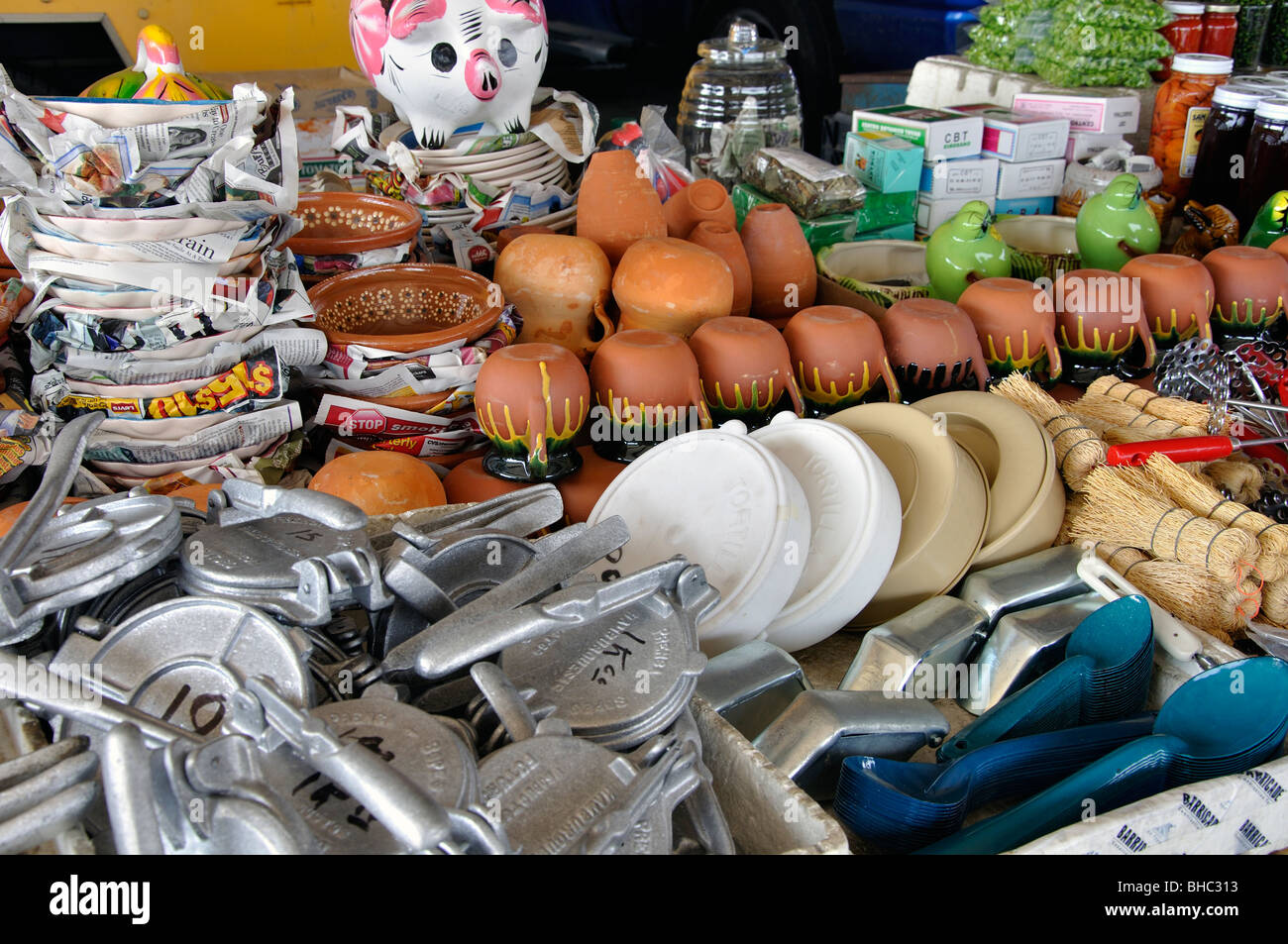 Utensilios de cocina mexicana en venta en Traders Village - el mayor  mercado de pulgas en Texas, Grand Prairie, TX, EE.UU Fotografía de stock -  Alamy