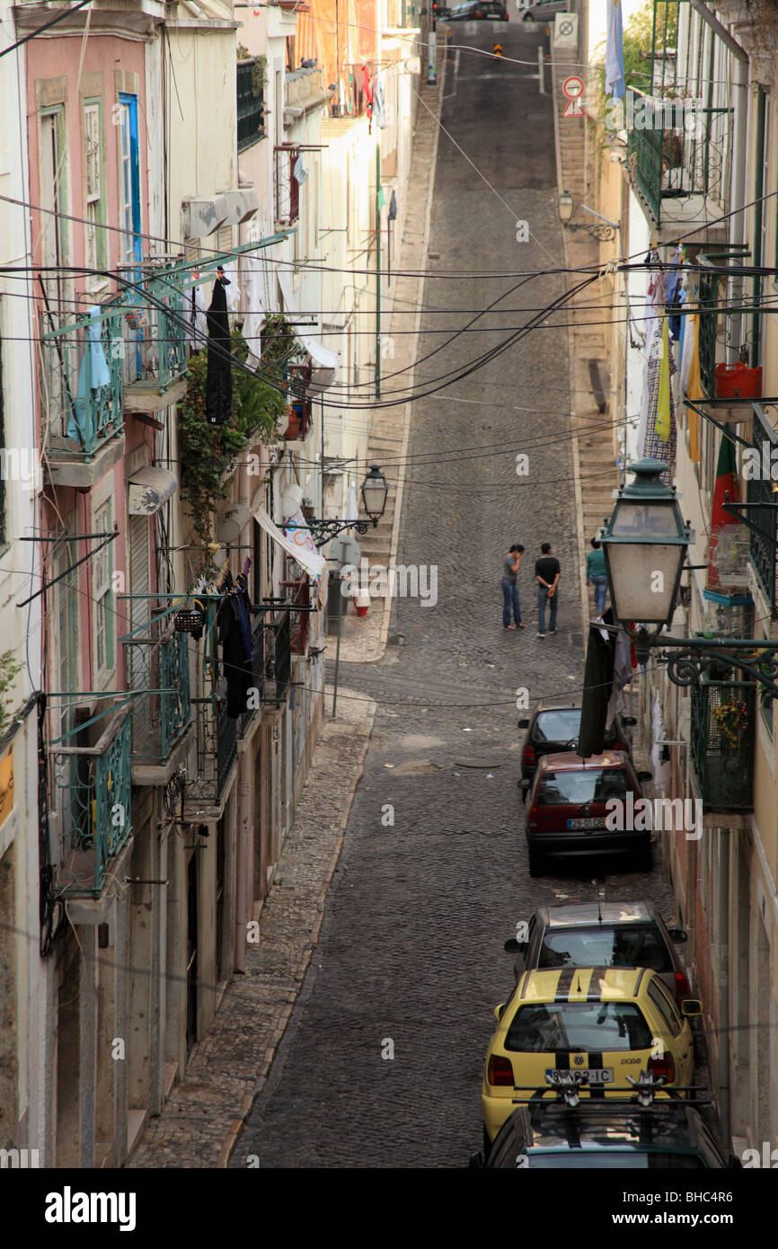 Pintoresca escena callejera en el antiguo barrio de Lisboa Bairro chiado Foto de stock