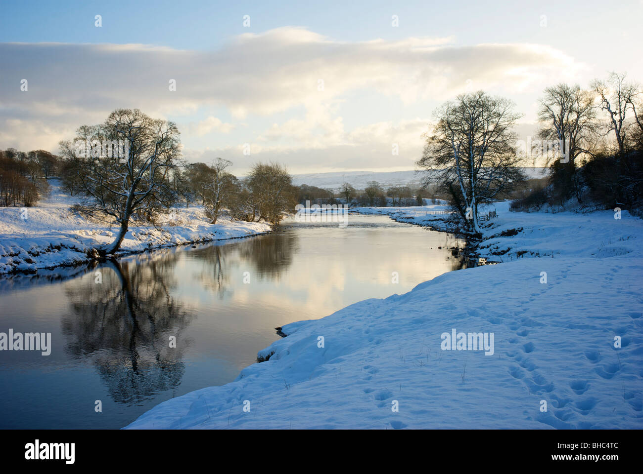 Río Wharfe cerca de Bolton Abbey en invierno, Wharfedale, North Yorkshire, Inglaterra Foto de stock