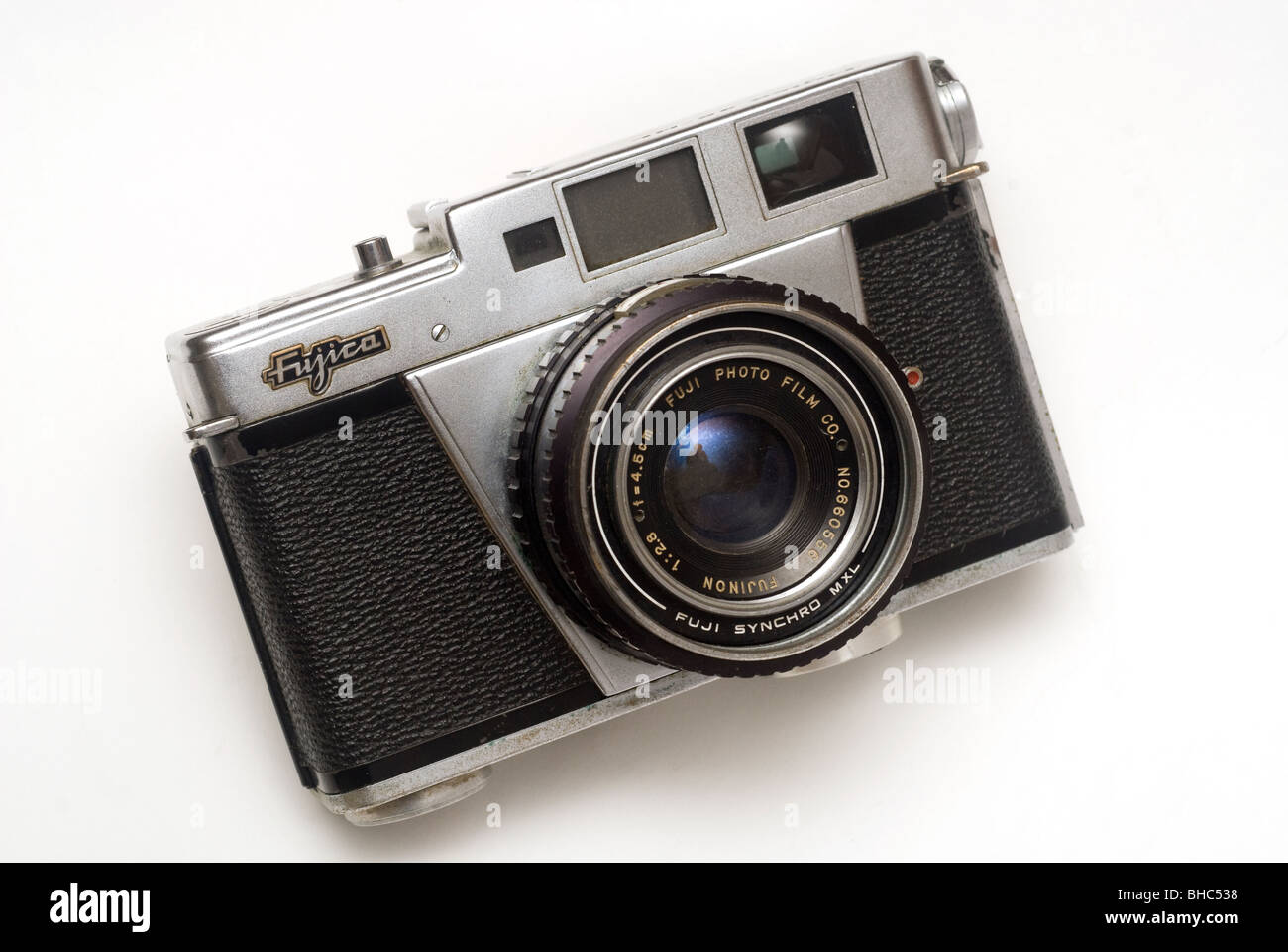 Una Fujica 35M telémetro cámara lanzada por Fuji Photo Film Co., Ltd en  Japón en 1957 Fotografía de stock - Alamy