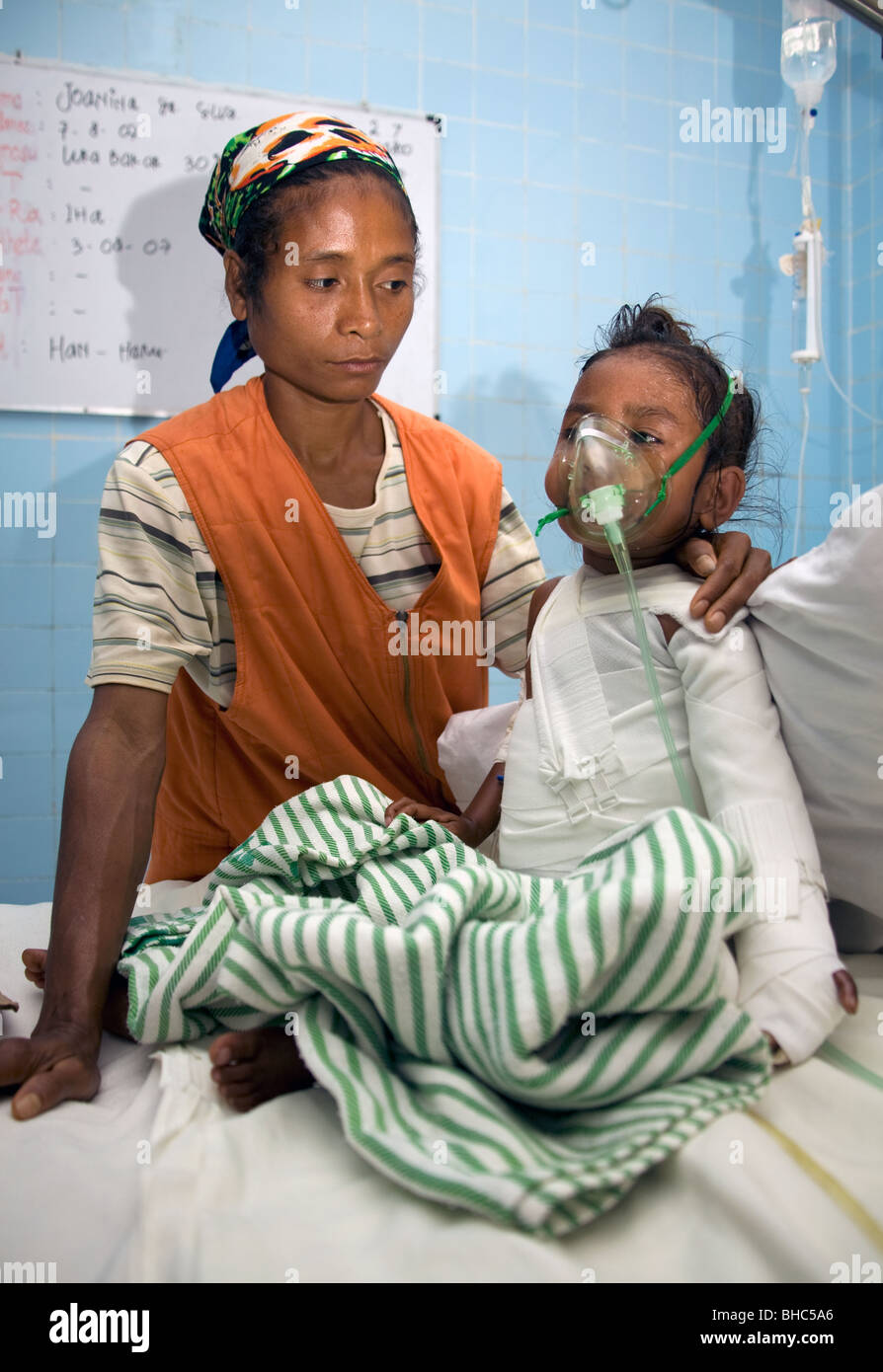 La madre con su hija heridos durante la sublevación de los insurgentes es tratada en el hospital de Dili en Timor Oriental. Foto de stock