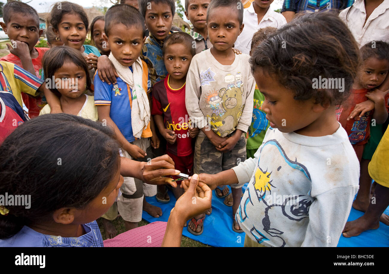 Brigitte Madeira de clavos y grapas Oxfam-Covalima enseña a los niños la higiene en Timor Oriental aldea Welua Foto de stock