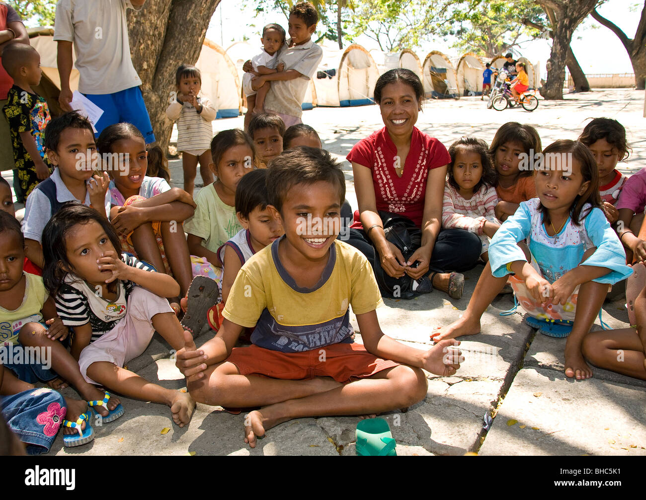 Los niños del campamento de personas desplazadas de PDI Motael en Dili disfrutar de divertidos juegos y actividades de aprendizaje proporcionados por Juvita Timor Oriental Foto de stock