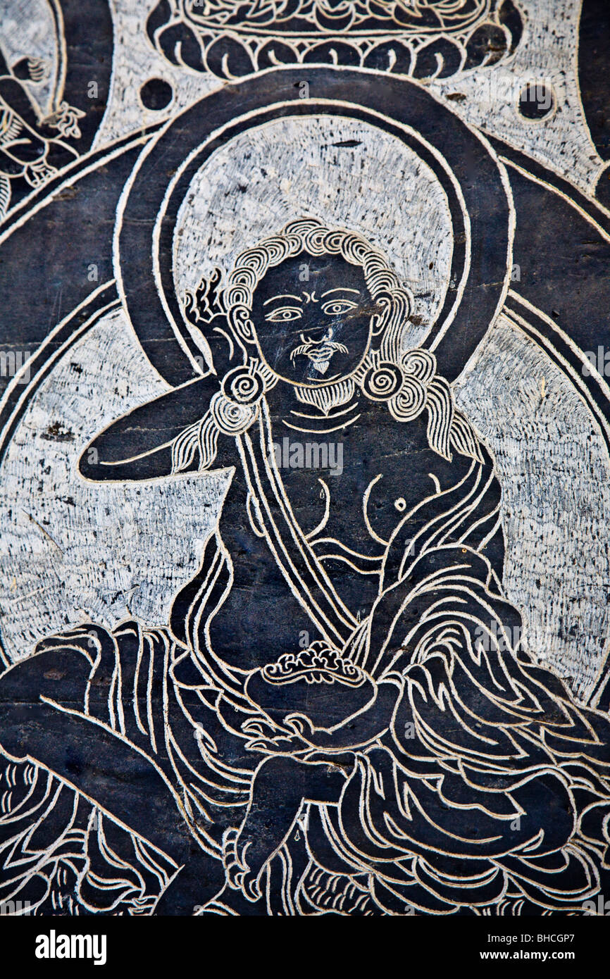 Una MANI budista tibetano es de piedra tallada con el yogui MILAREPA en la zona NUPRI - alrededor del Manaslu TREK, NEPAL Foto de stock