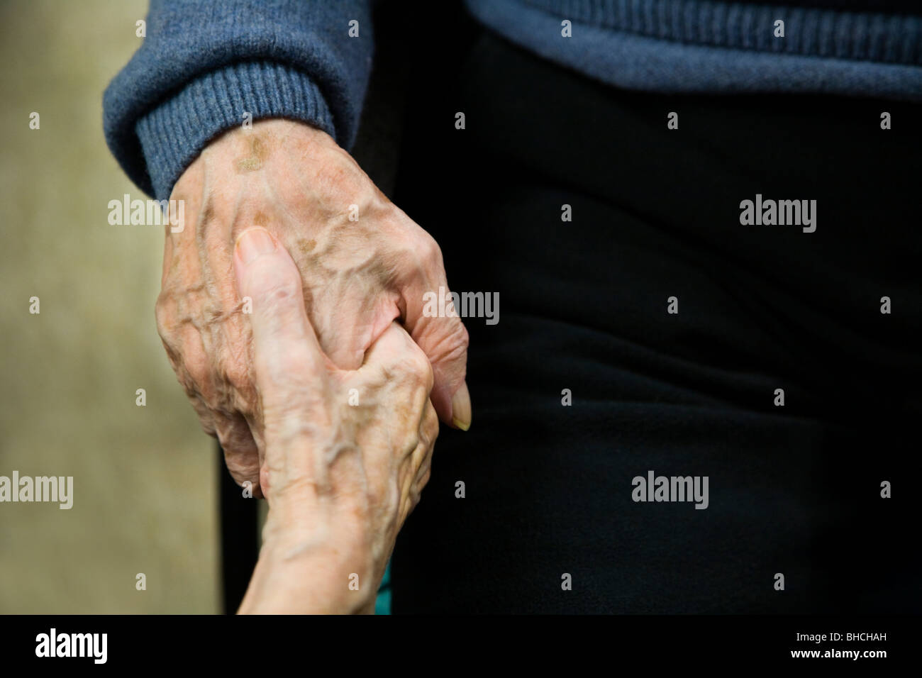 Viejo hombre y mujer cogidos de la mano. Foto de stock