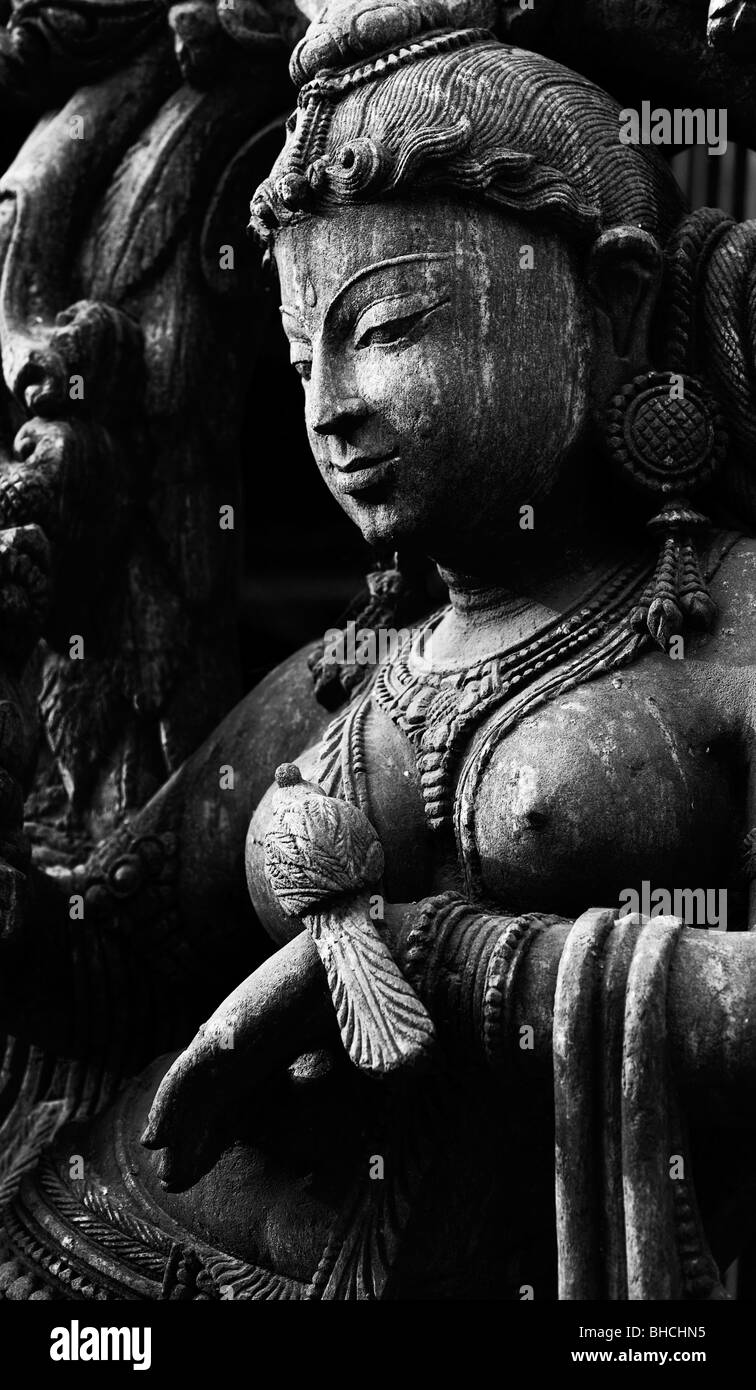 Diosa hindú deidad Stone Temple estatua. En Andhra Pradesh, India. Monocromo Foto de stock