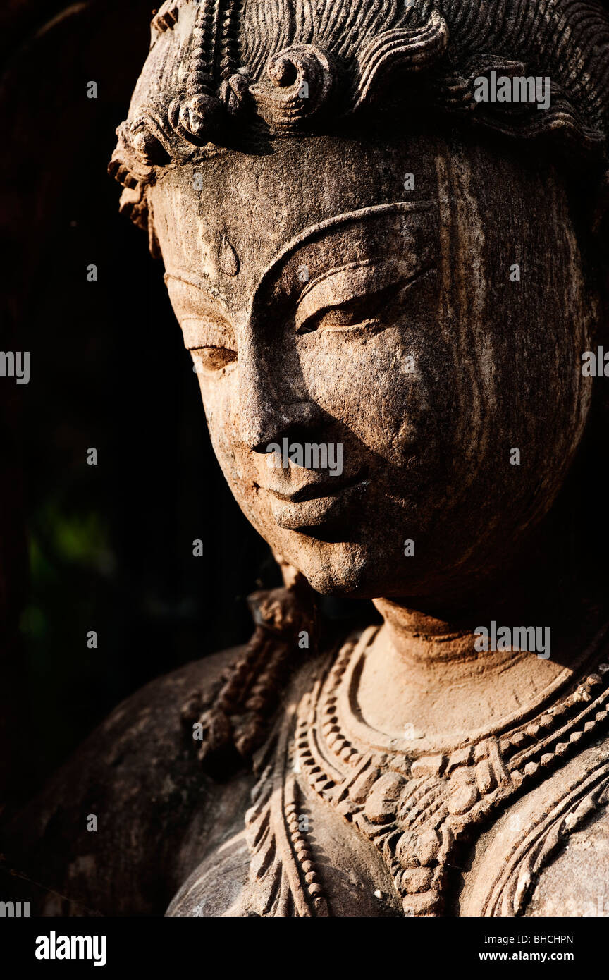 Diosa hindú deidad Stone Temple estatua. En Andhra Pradesh, India Foto de stock