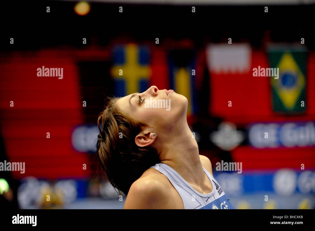 Blanka Vlasic de Croacia comprueba su salto de altura en la pantalla grande en los juegos de GE en Stockholms Ericsson Globe Arena Foto de stock