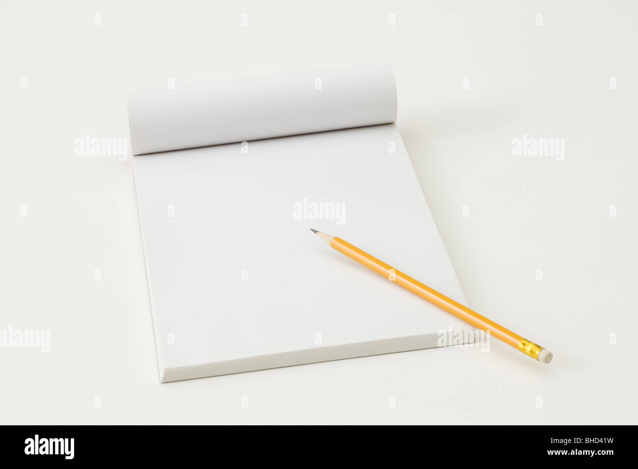 El bloc de notas y lápiz en blanco Foto de stock