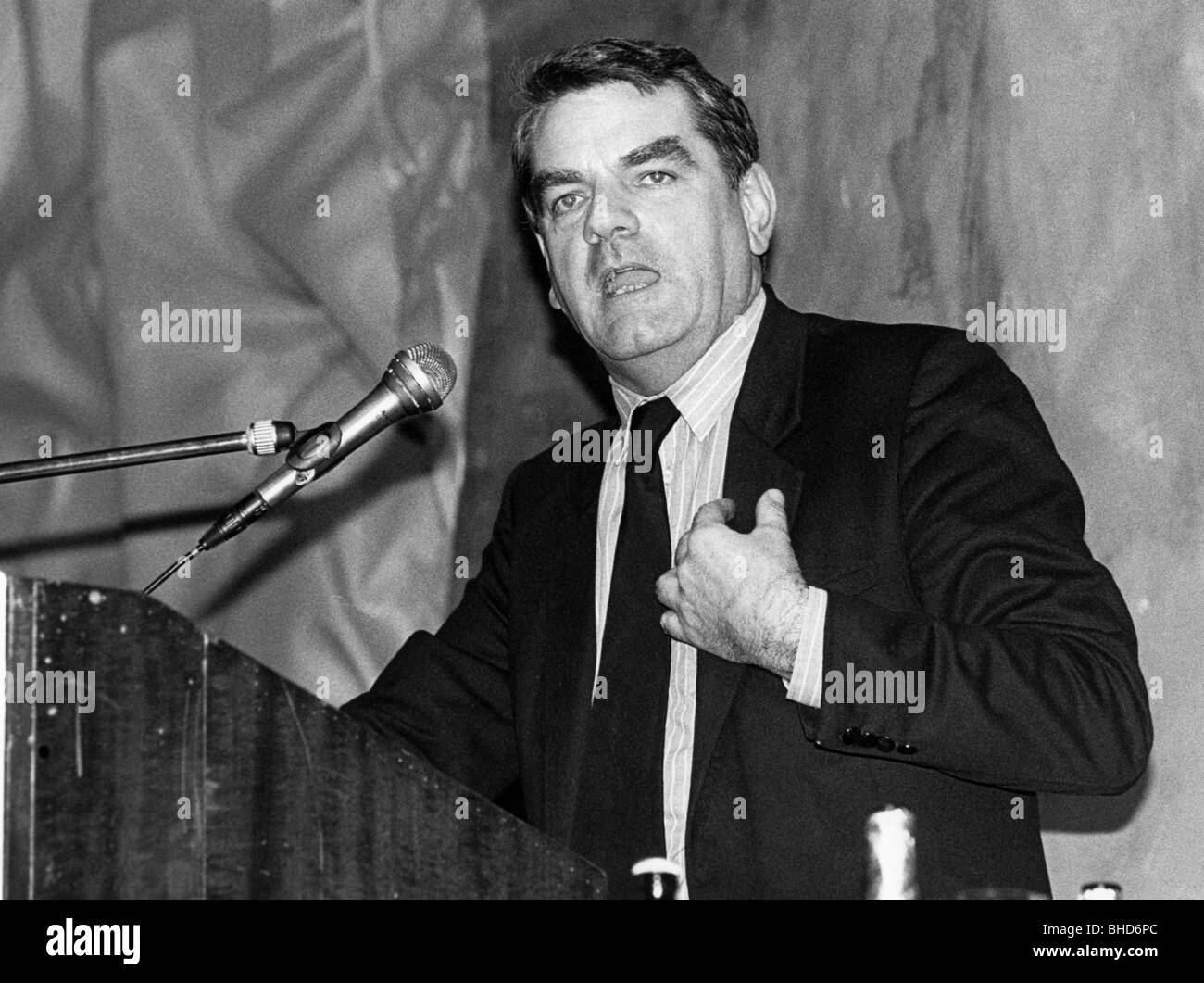 irving-david-john-cawdell-24-3-1938-historiador-ingles-autor-escritor-medio-tiempo-orador-invitado-en-una-reunion-del-partido-extremista-de-derecha-aleman-deutsche-volksunion-union-popular-alemana-munich-19-1-1986-bhd6pc.jpg