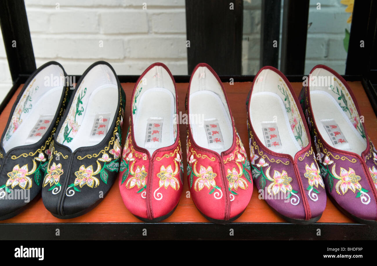 Chino tradicional zapatillas bordadas en venta en Pekín, China Fotografía  de stock - Alamy