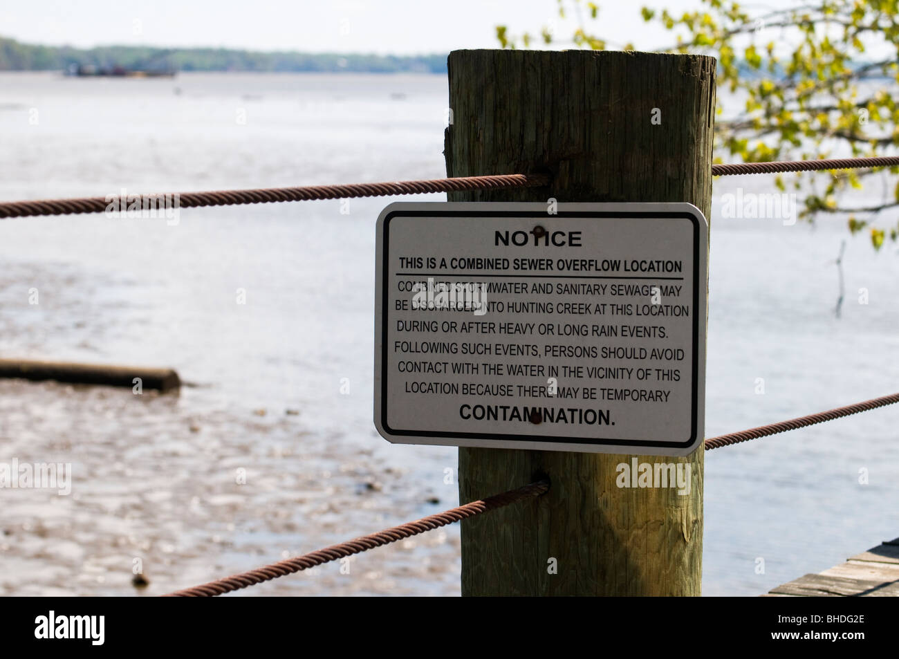 Señal de advertencia de contaminación en el punto donde la caza Creek fluye al río Potomac. Foto de stock