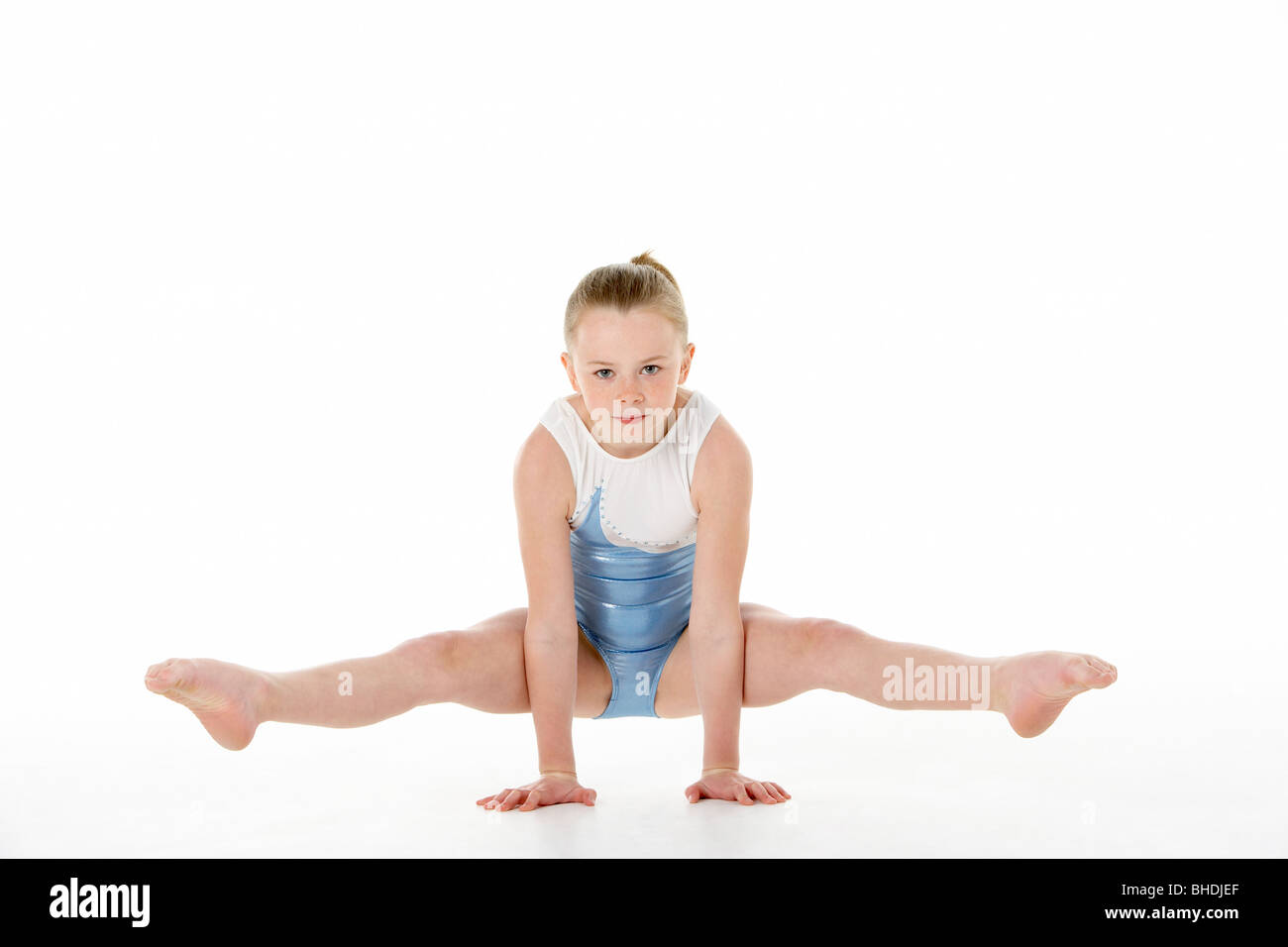 Retrato de estudio de joven gimnasta femenino Foto de stock