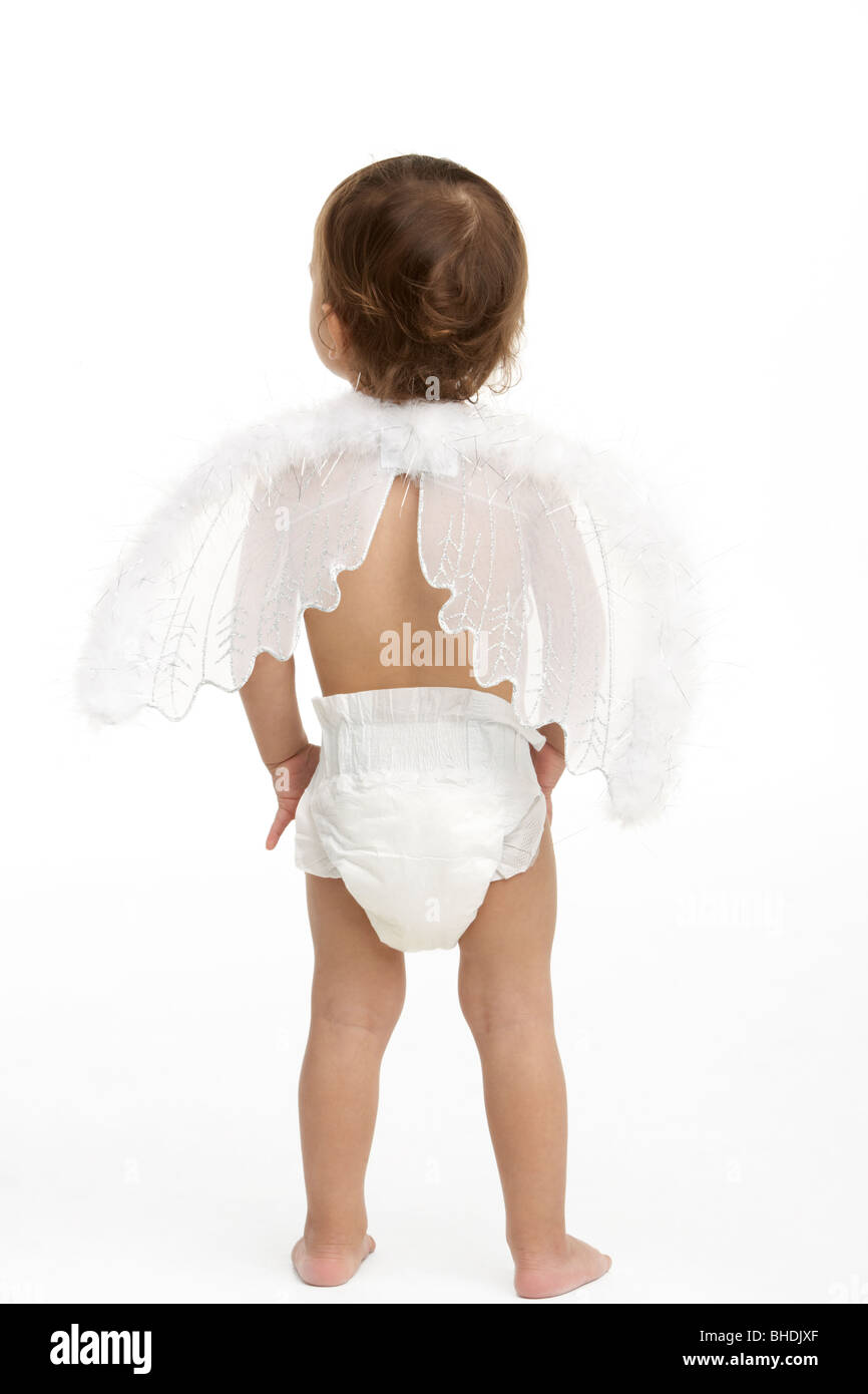 Vista posterior del niño usando pañales y alas de ángel Foto de stock