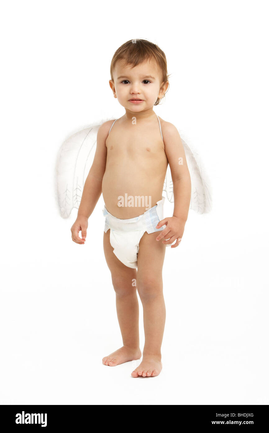 Retrato de estudio de párvulo usando pañales y alas de ángel Foto de stock