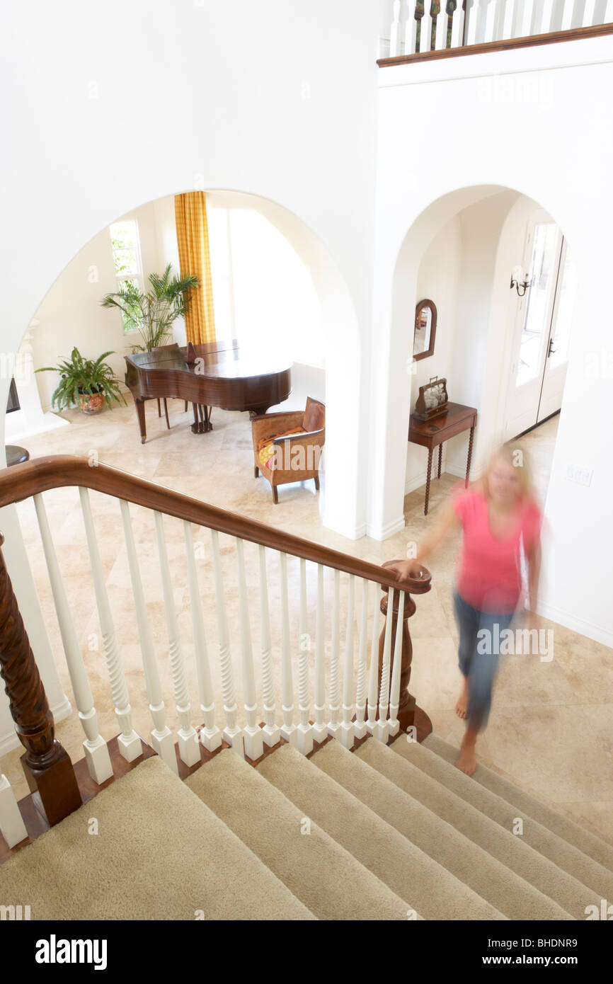 Interior de una casa mostrando escalera y abstracto figura femenina Foto de stock