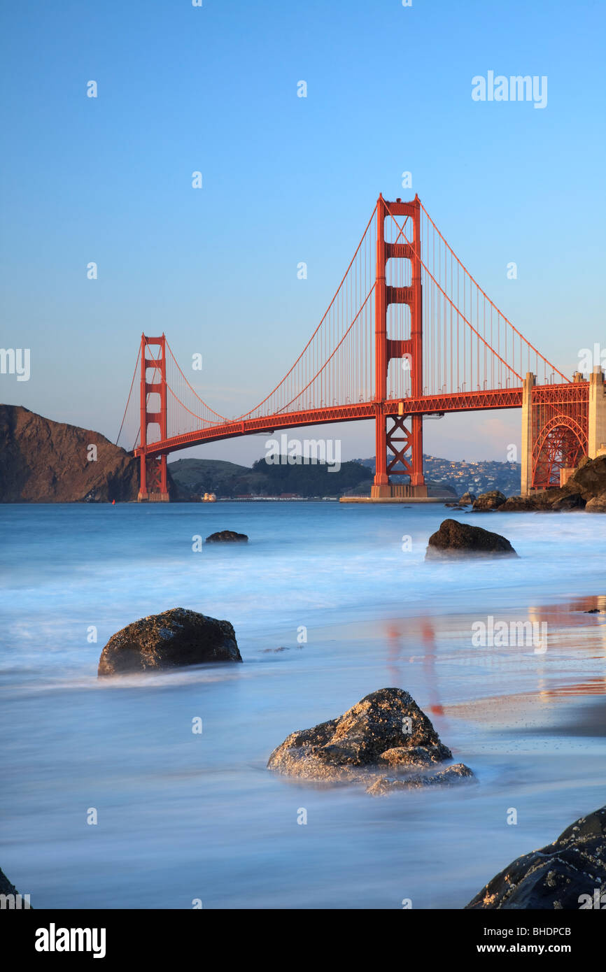 Puente Golden Gate vista desde la playa de panaderos Foto de stock