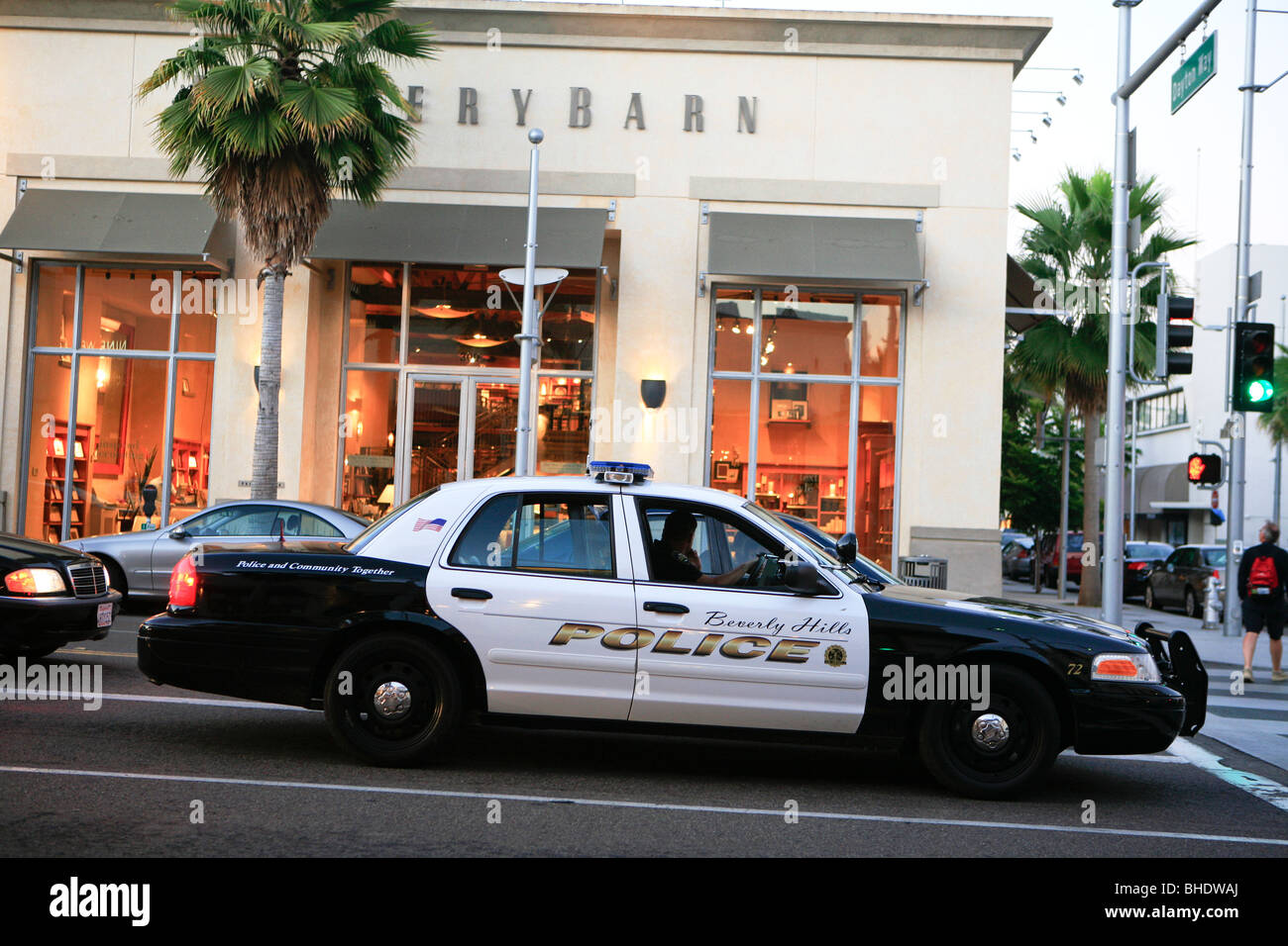 Oficial De Policía De Los E.E.U.U. De Servicio En El Coche Policía En  Hollywood Foto editorial - Imagen de especial, california: 98508016