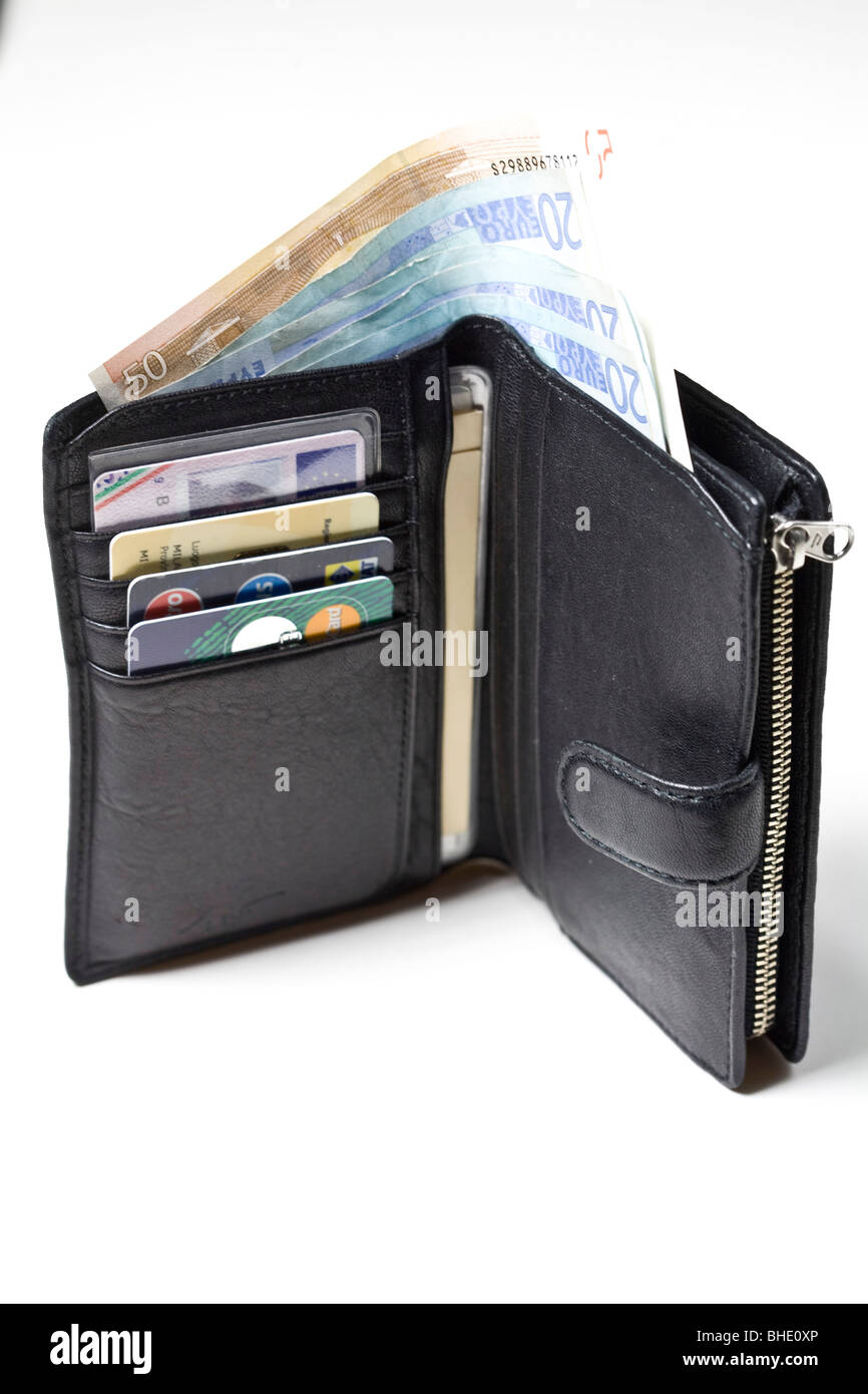 Billetera con euros y tarjetas de crédito. Foto de stock