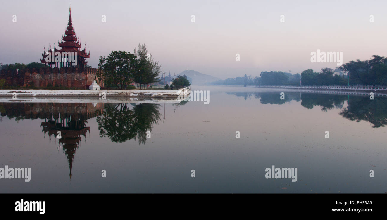 Amanecer sobre el canal que rodea el Palacio Real, Mandalay, Birmania, Myanmar Foto de stock
