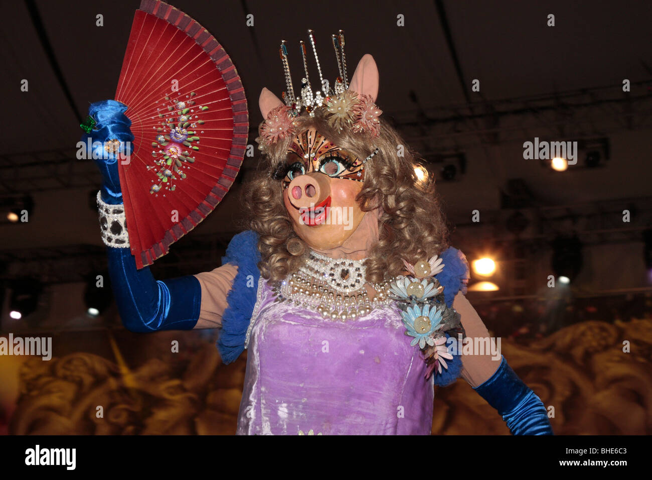 Un enmascarado figura vestida como Miss Piggy en la Gala de eleccion de la Reina del Carnaval 2010 en Santa Cruz de Tenerife. Foto de stock